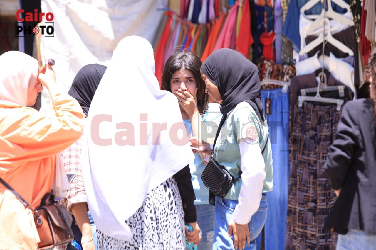 أولياء الأمور ينتظرون طلاب الثانوية العامة أمام اللجان (8)