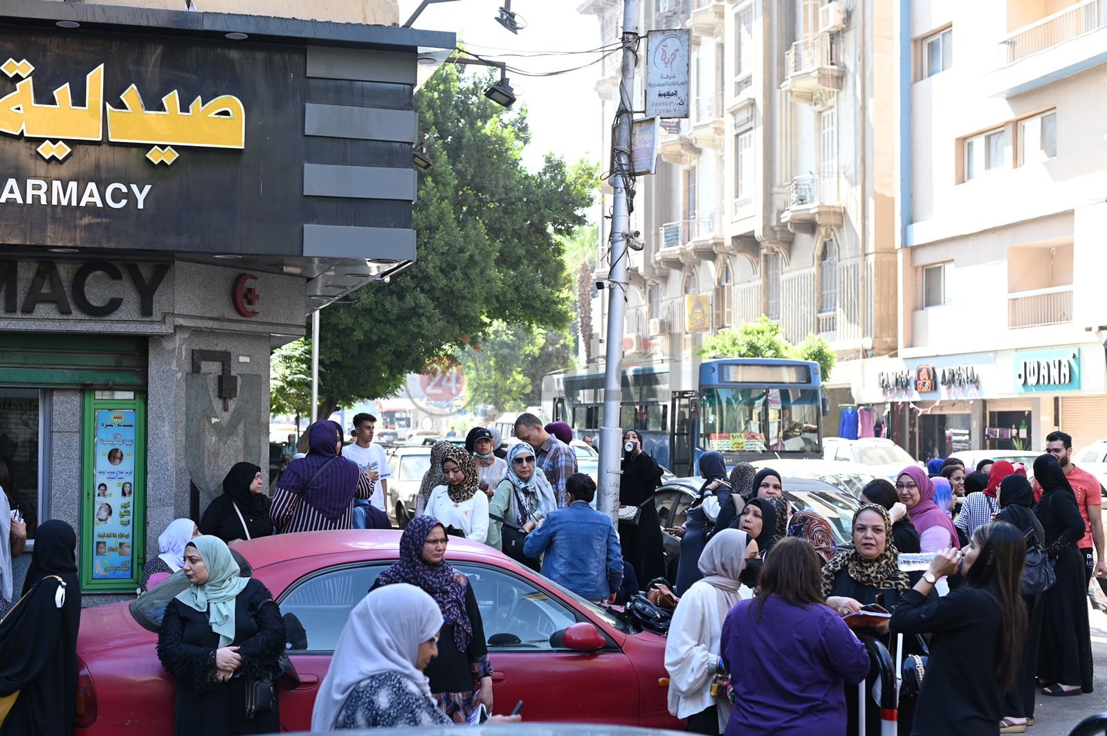 أولياء امور ينتظرون