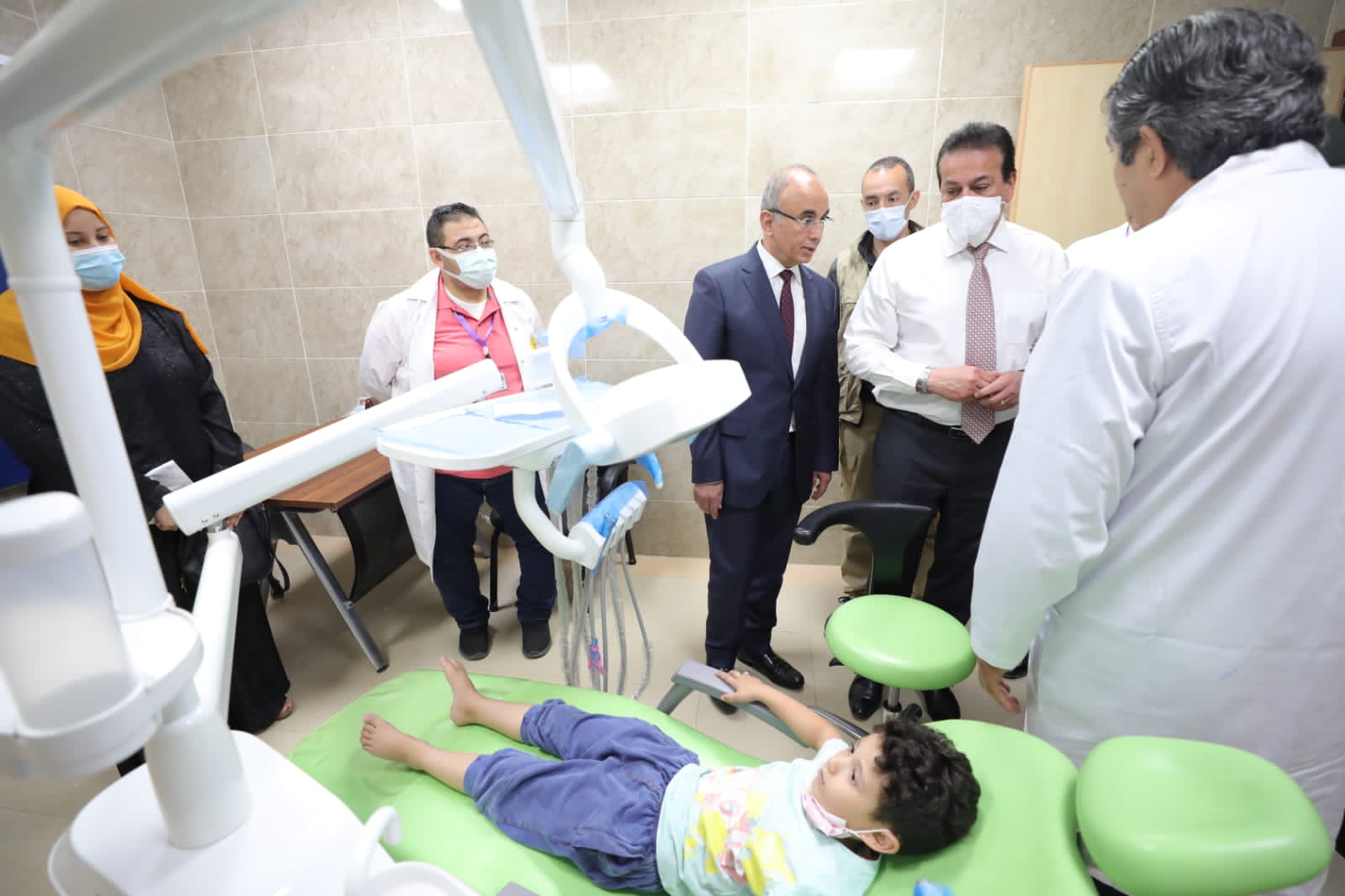 وزير التعليم العالي يتفقد مستشفى العاشر من رمضان الجامعي 02