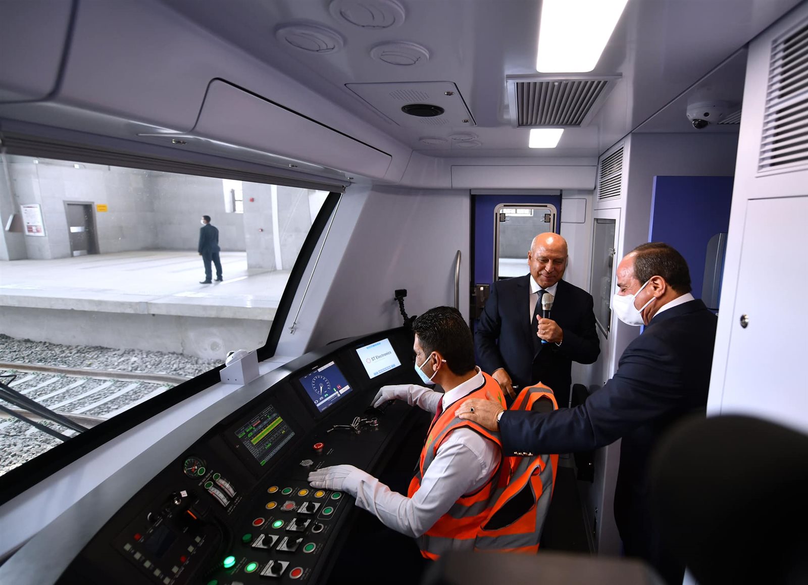 الرئيس السيسي يفتتح محطة عدلى منصور 