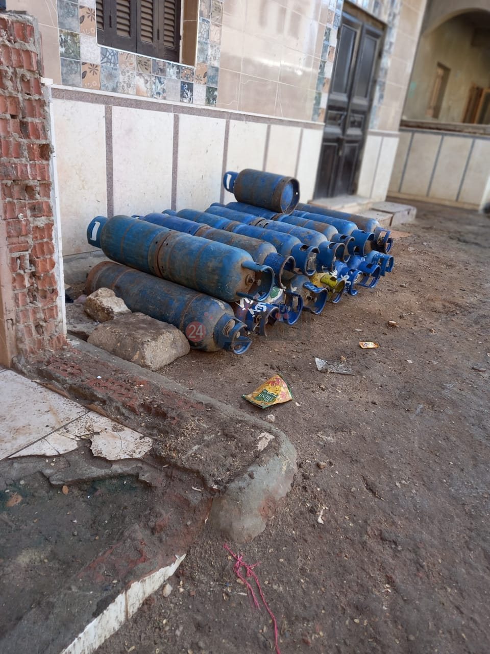 أسطوانات البوتاجاز داخل كتلة سكنية بالشرقية 01