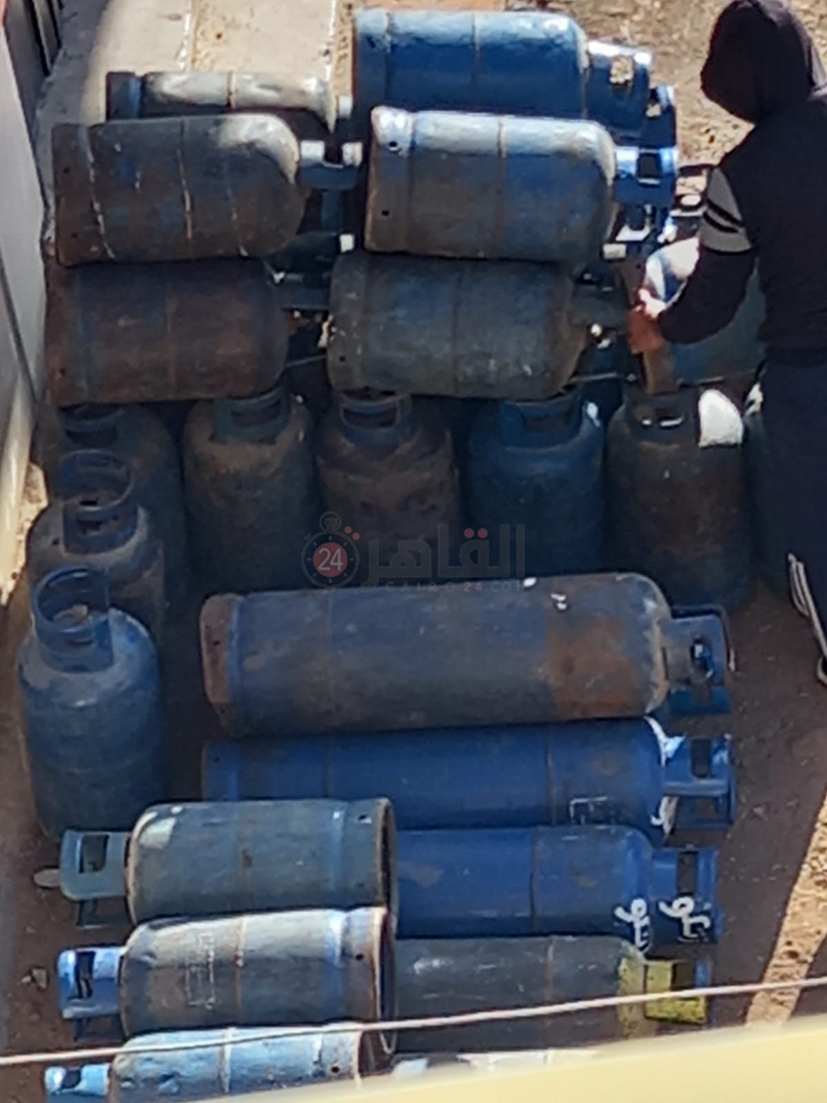 أسطوانات البوتاجاز داخل كتلة سكنية بالشرقية 03