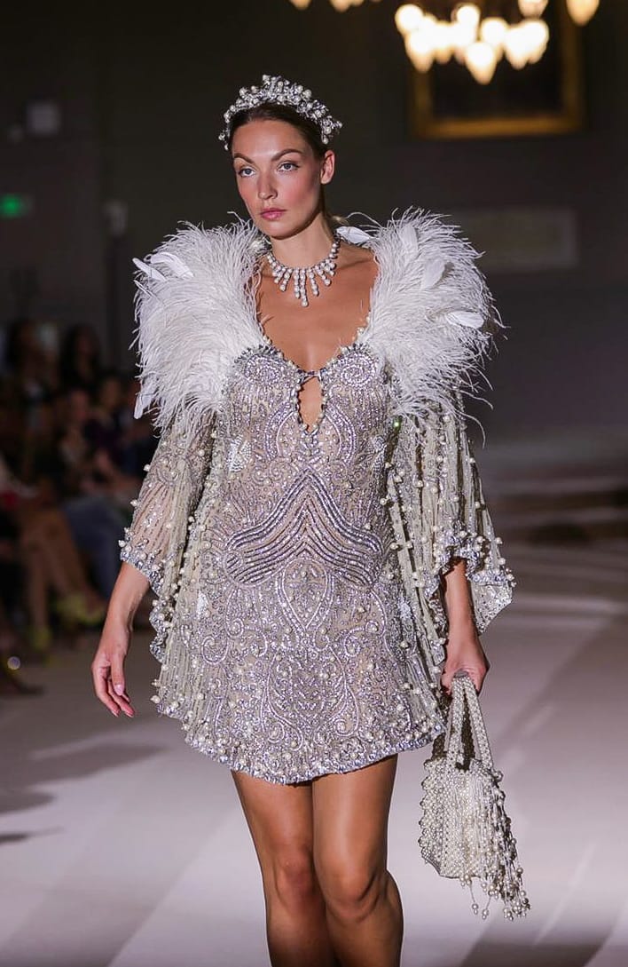 اطلالات ملكية وفساتين زفاف ذهبية وملونة للبحيري