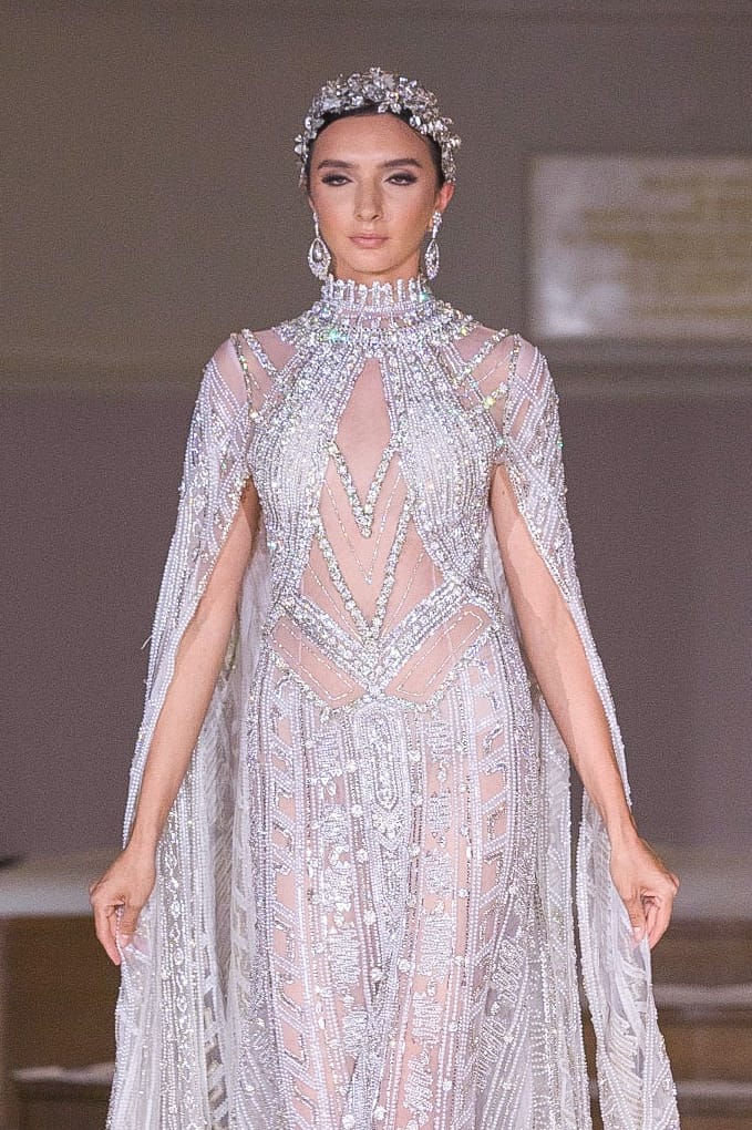 اطلالات ملكية وفستان زفاف ذهبية وملونة للبحيري في اسبوع الموضة الفرنسي (5)