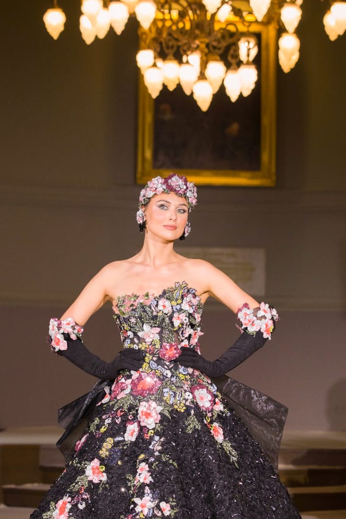 اطلالات ملكية وفستان زفاف ذهبية وملونة للبحيري في اسبوع الموضة الفرنسي (9)