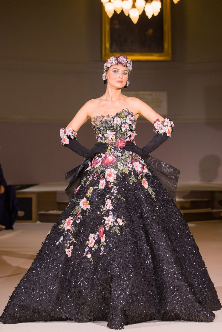 اطلالات ملكية وفستان زفاف ذهبية وملونة للبحيري في اسبوع الموضة الفرنسي (11)