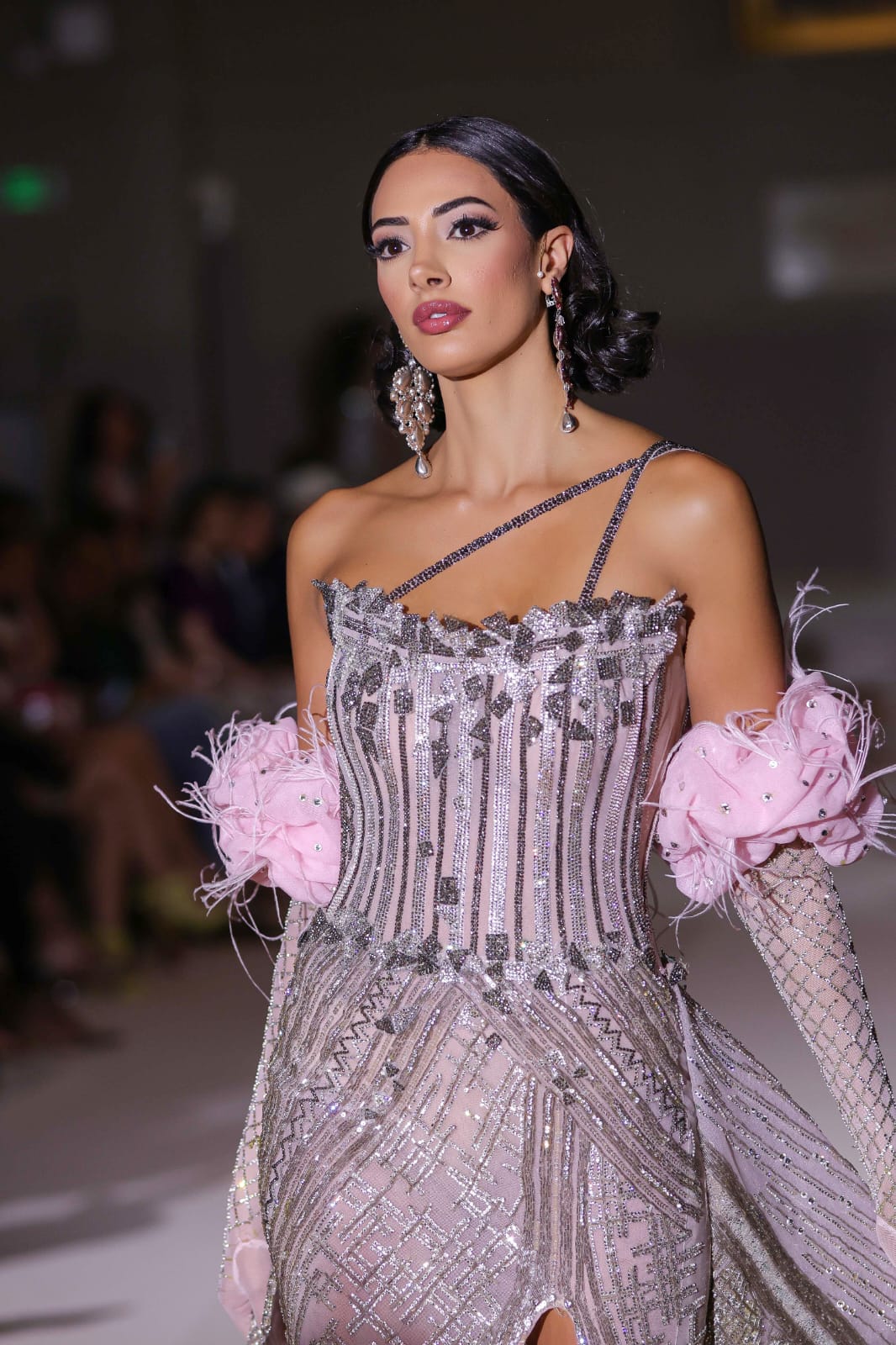 اطلالات ملكية وفستان زفاف ذهبية وملونة للبحيري في اسبوع الموضة الفرنسي (13)