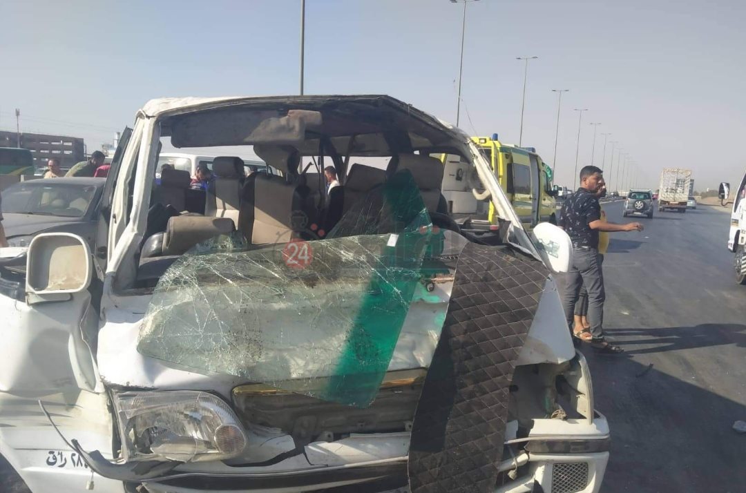 تصادم ميكروباص وملاكي بالعاشر من رمضان 4