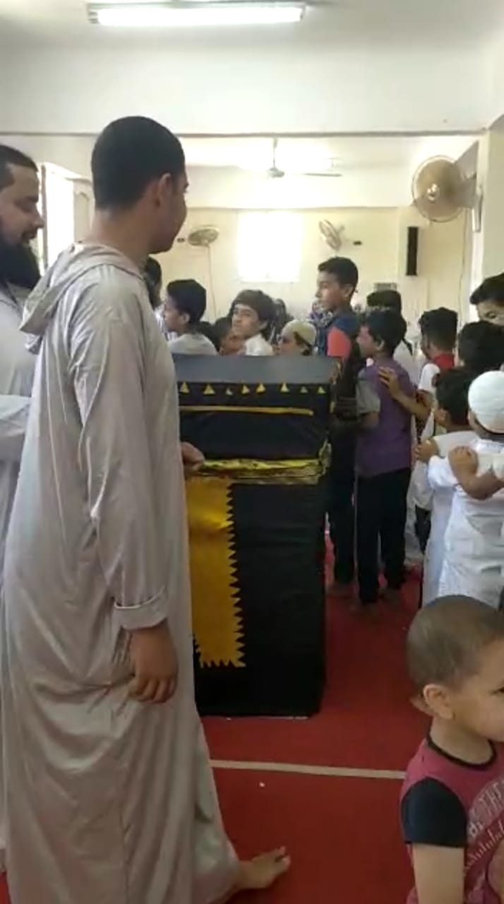 أطفال يطوفون حول مجسم للكعبة في مسجد بالشرقية 01