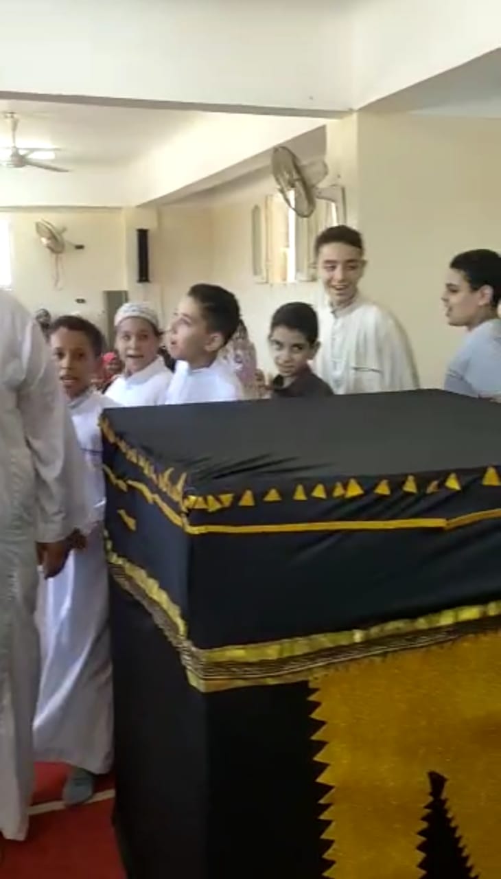 أطفال يطوفون حول مجسم للكعبة في مسجد بالشرقية 02