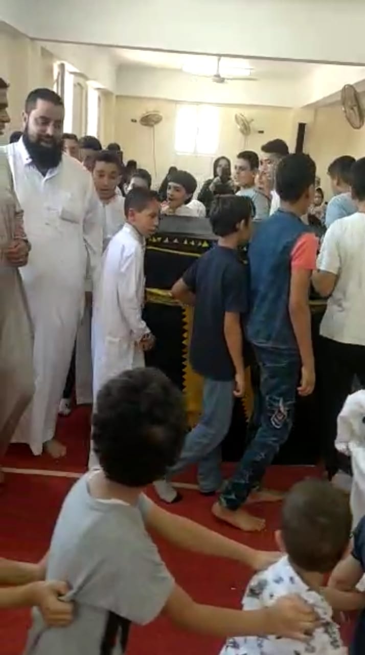 أطفال يطوفون حول مجسم للكعبة في مسجد بالشرقية 03