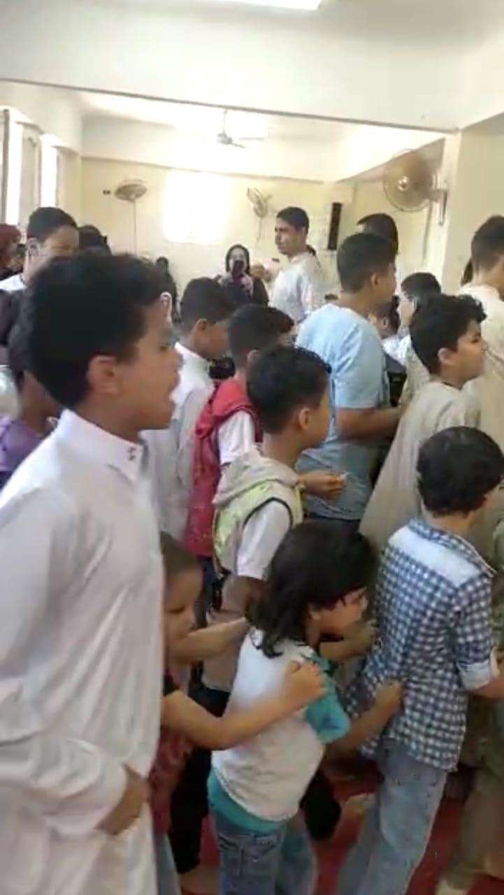 أطفال يطوفون حول مجسم للكعبة في مسجد بالشرقية 04