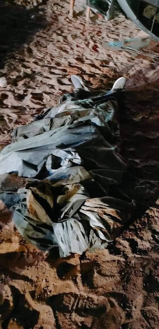 جثة أحد الضحايا عقب الحادث