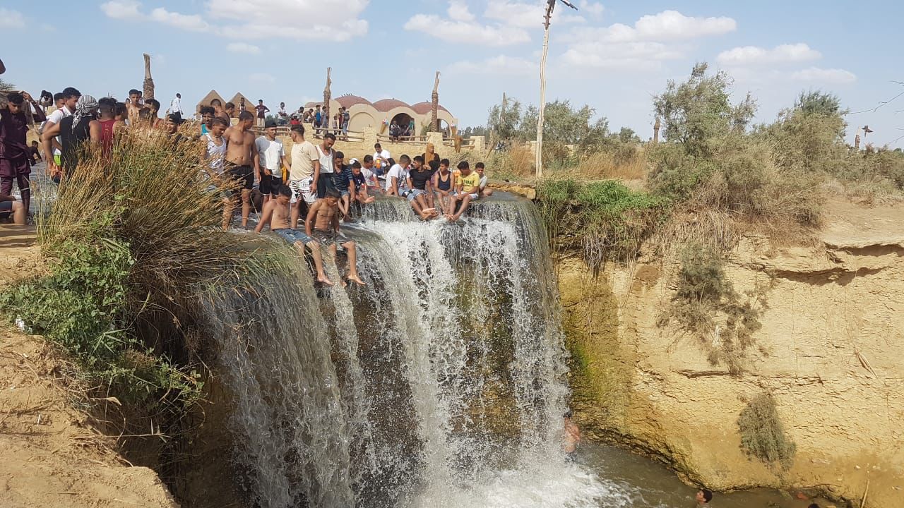 توافد الزوار على منطقة الشلالات بالفيوم 