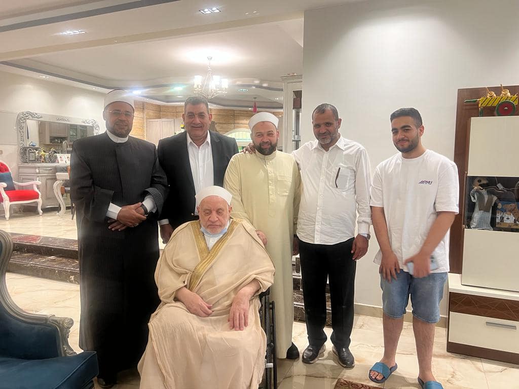 أول صور للدكتور أحمد عمر هاشم بعد تعافيه من العملية الجراحية