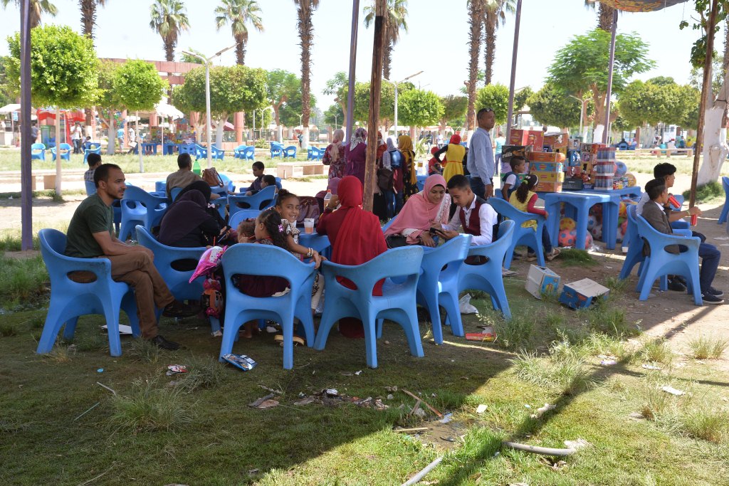 إقبال المواطنين على الحدائق والمتنزهات بأسيوط