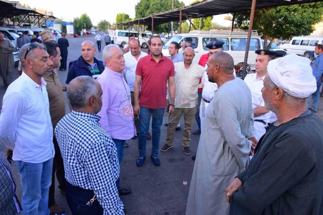 متابعة العمل بمواقف سيارات الأجرة بالأقصر 