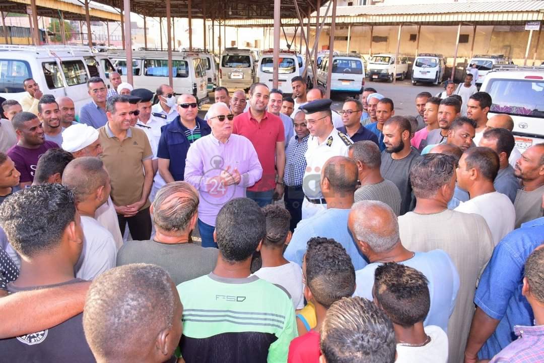 متابعة العمل بمواقف سيارات الأجرة بالأقصر 