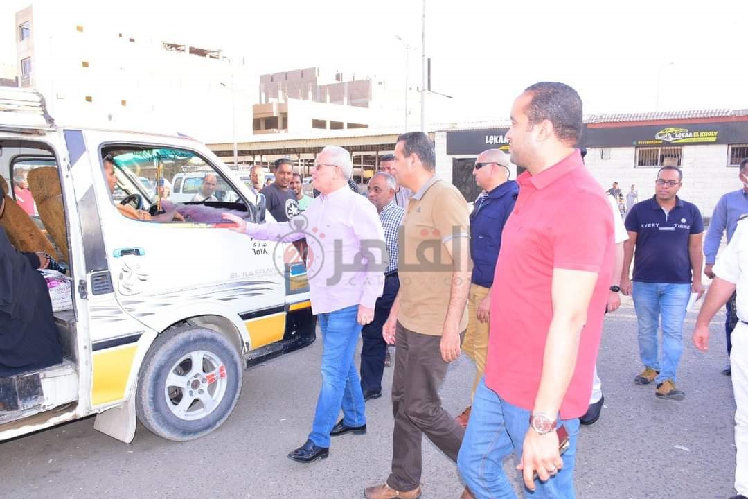 متابعة العمل بمواقف سيارات الأجرة بالأقصر 