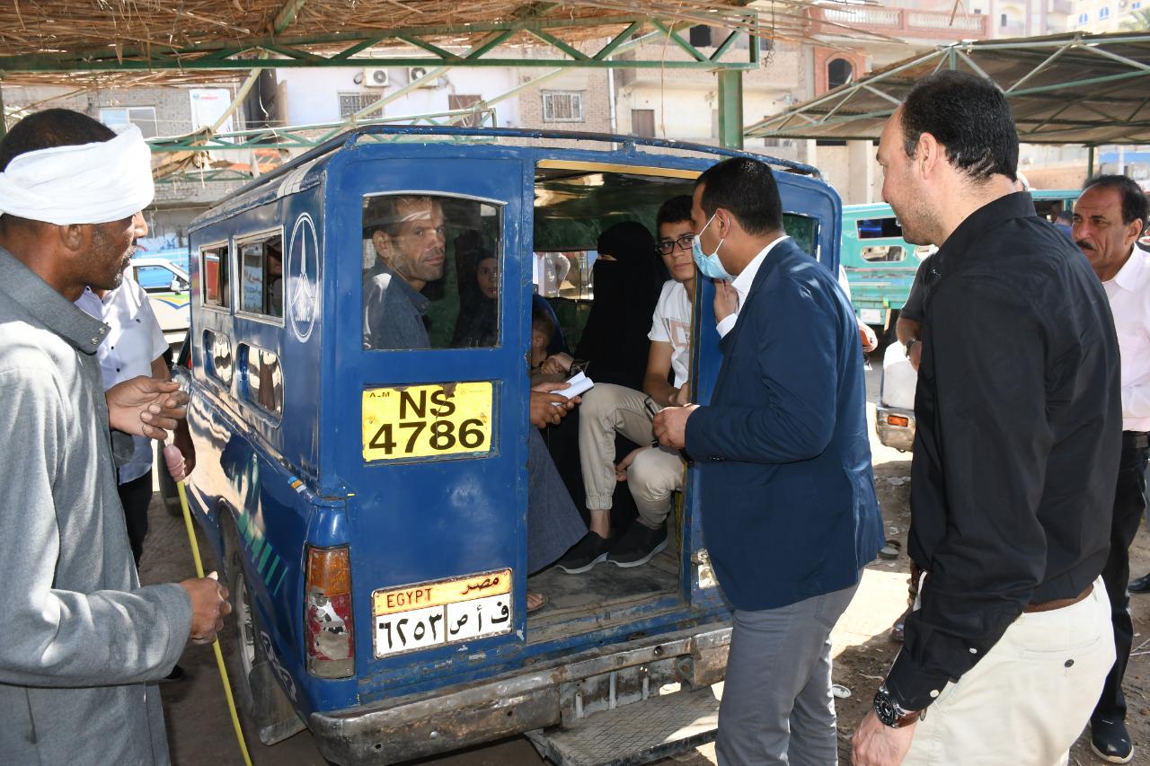 نائب محافظ الفيوم يتفقد خطوط السير ويتأكد بنفسه من إلتزام السائقين بالتعريفة الجديدة 