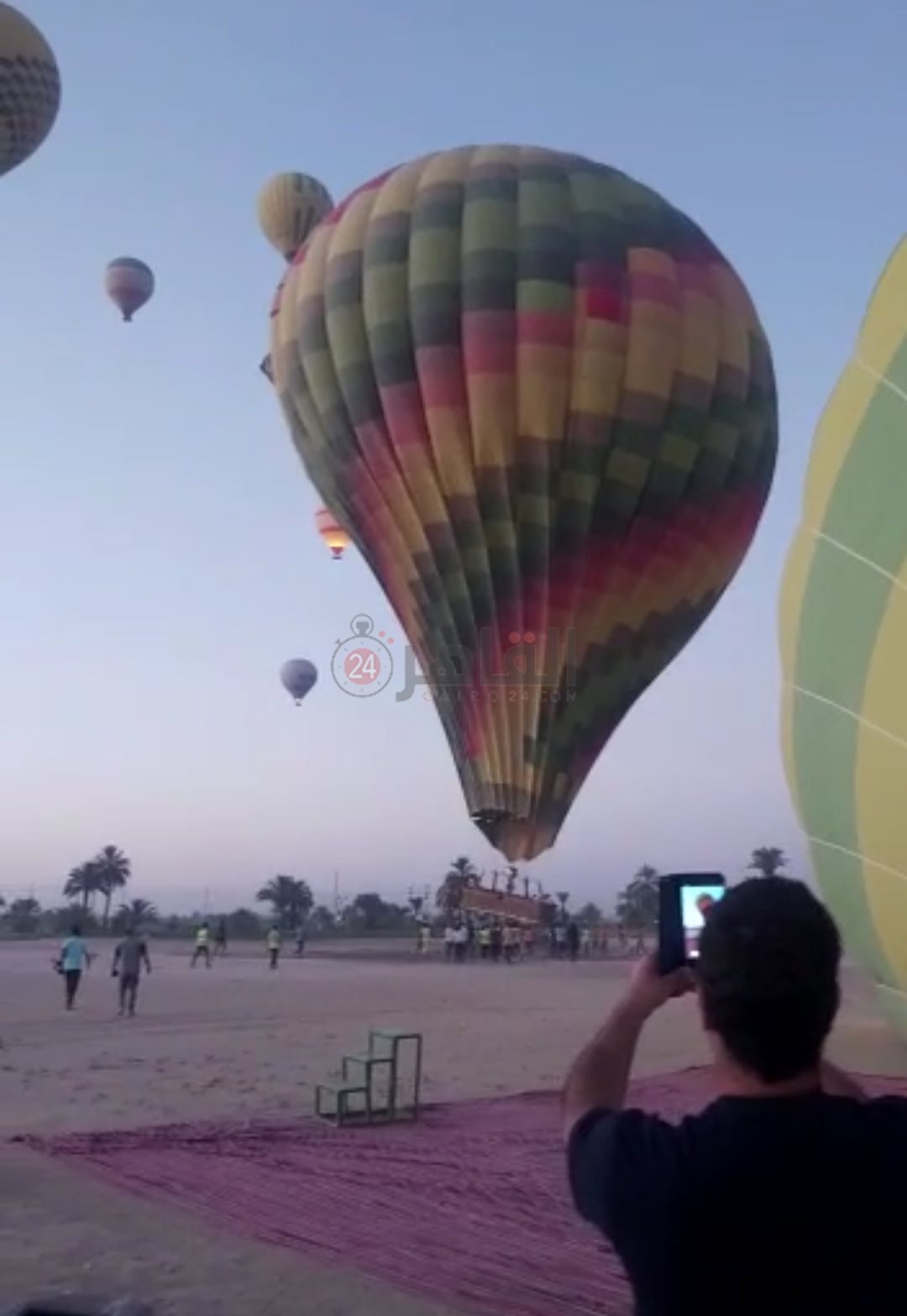 لحظة هبوط بالون الأقصر