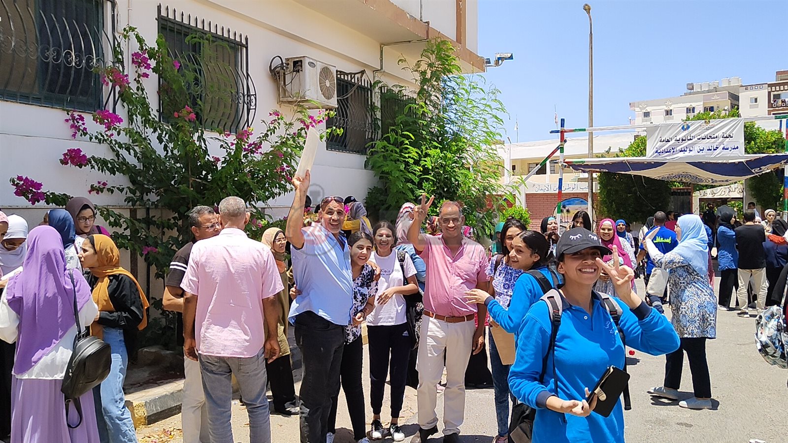 احتفالات طلبة الثانوية العامة أمام اللجان