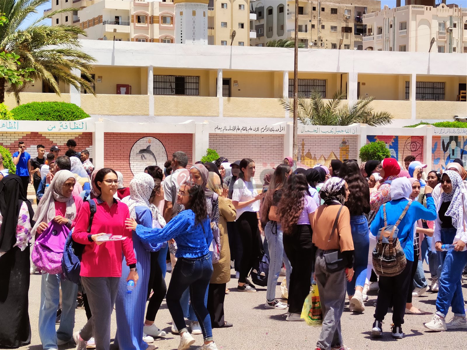 احتفالات طلبة الثانوية العامة أمام اللجان