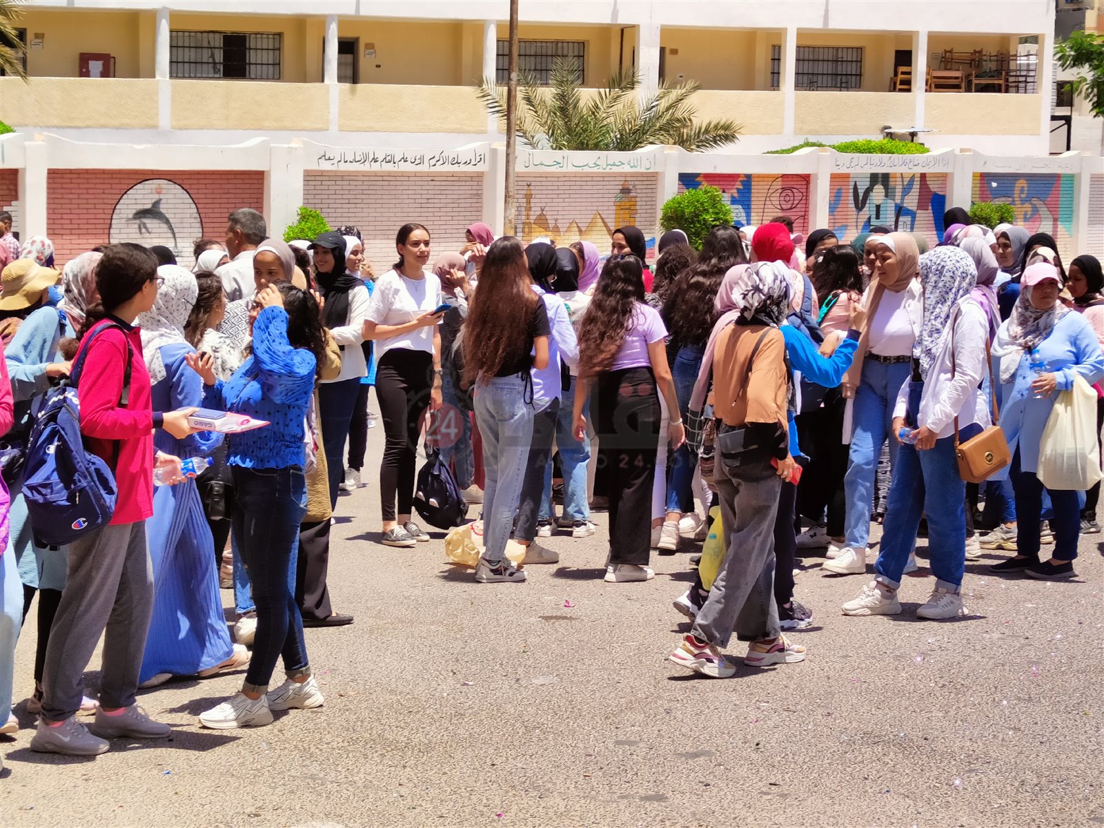 احتفالات طلبة الثانوية العامة أمام اللجان