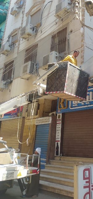 إزالة الإعلانات المخالفة بشوارع الشرقية