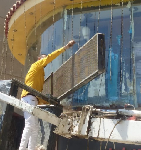 إزالة الإعلانات المخالفة بشوارع الشرقية