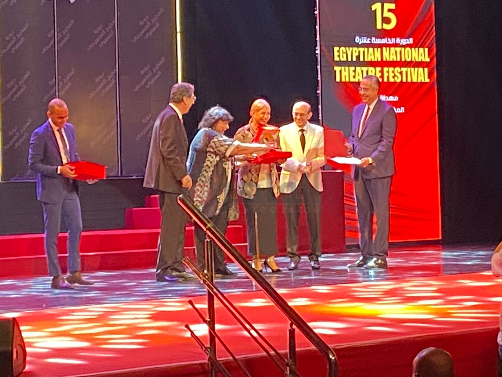 سوسن بدر تتسلم تكريم امينة رزق