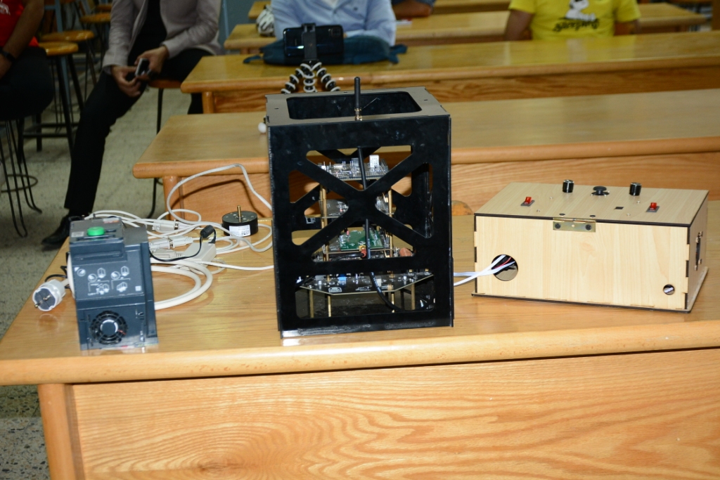 فريق طلابي بجامعة أسيوط يصمم قمر صناعي 