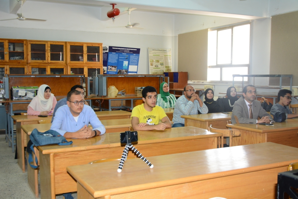 فريق طلابي بجامعة أسيوط يصمم قمر صناعي 