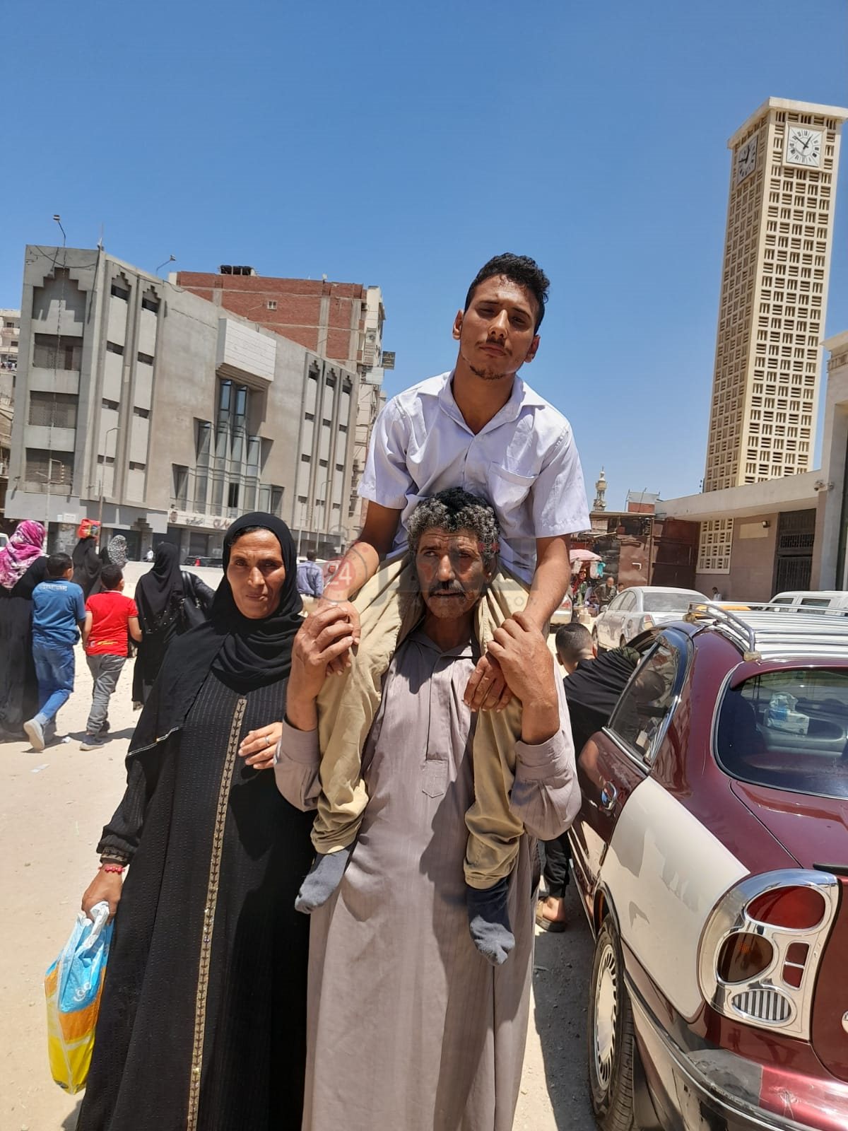 الأب يحمل نجله 01