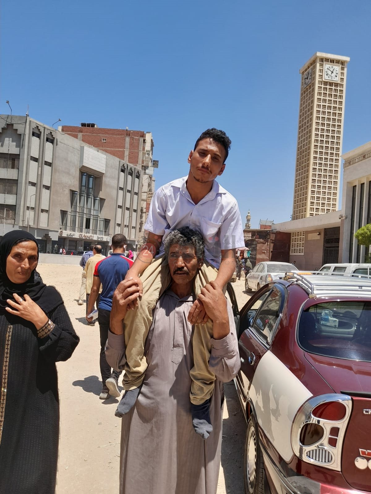 الأب يحمل نجله 02