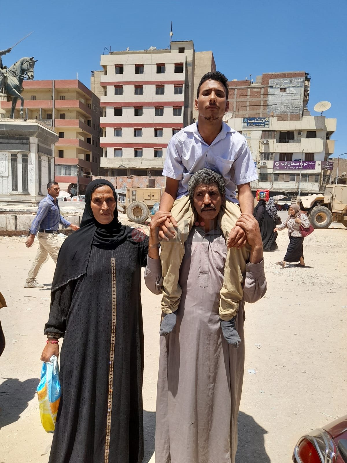 الأب يحمل نجله 03