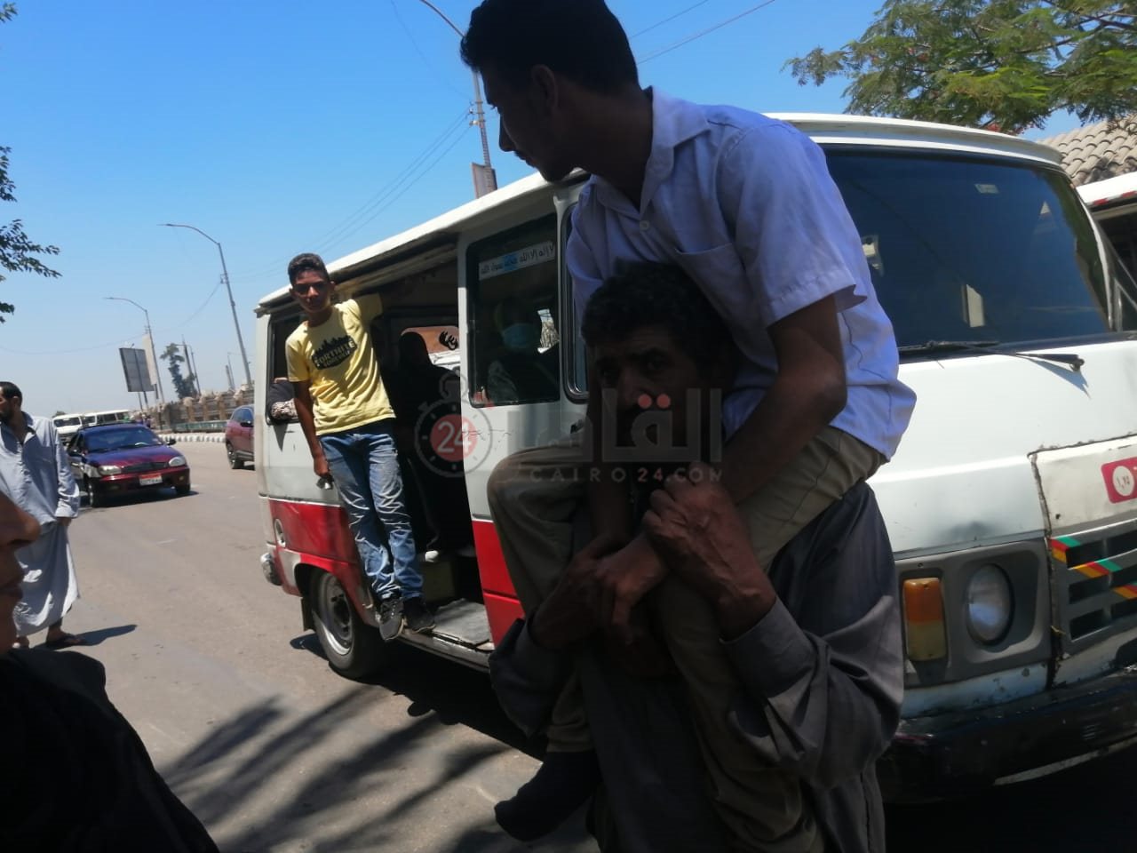 الأب يحمل نجله 04