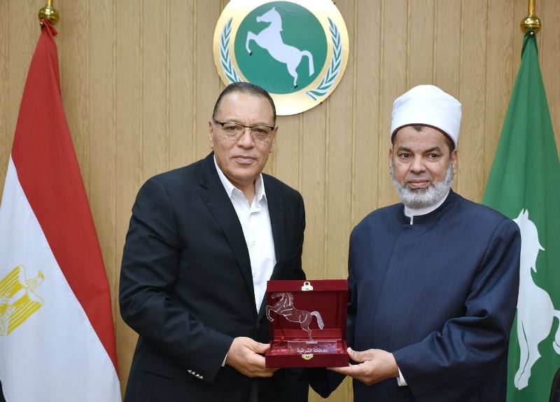 محافظ الشرقية يُكرم مدير المنطقة الأزهرية 01