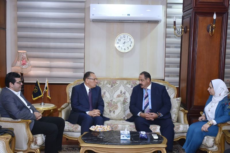 مدير أمن الشرقية خلال استقباله المحافظ