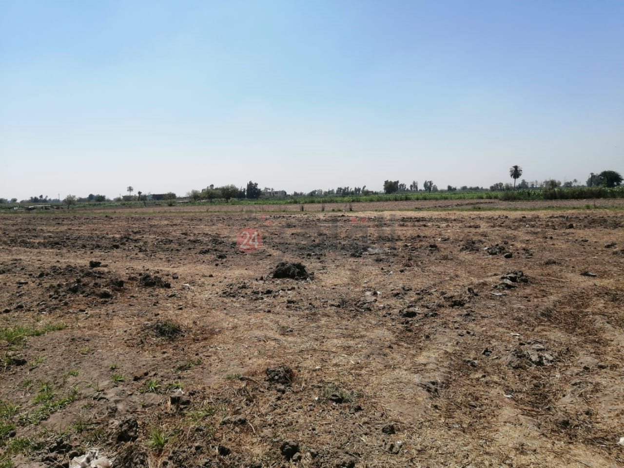 الأراضي الزراعية وآثار التبوير بادية عليها