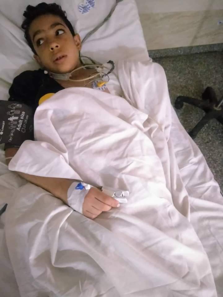 الطفل محمد أثناء تواجده بالمستشفى 