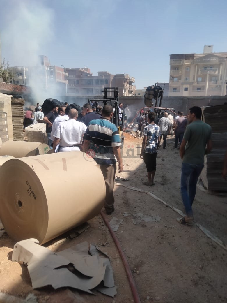 السيطرة على حريق مصنع بلاستيك بالعاشر من رمضان 01