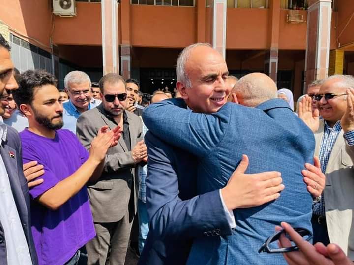 طلاب وأعضاء هيئة التدريس ينظمون ممر شرفي لرئيس جامعة الزقازيق