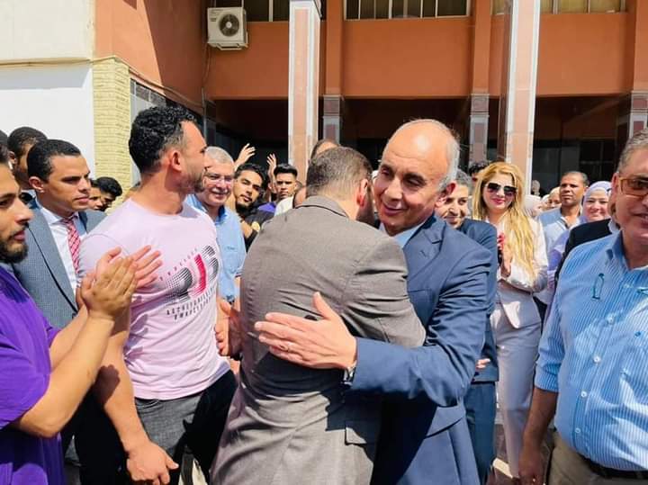 طلاب وأعضاء هيئة التدريس ينظمون ممر شرفي لرئيس جامعة الزقازيق