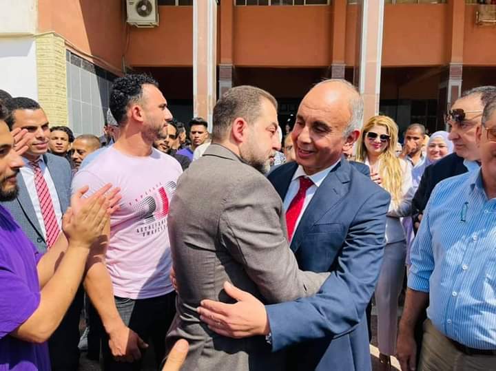 طلاب وأعضاء هيئة التدريس ينظمون ممر شرفي لرئيس جامعة الزقازيق