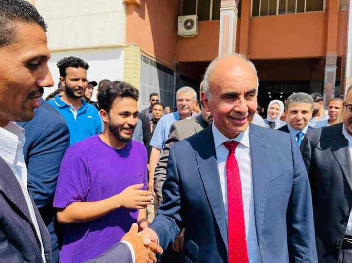 طلاب وأعضاء هيئة التدريس ينظمون ممر شرفي لرئيس جامعة الزقازيق