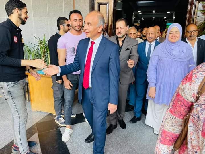 طلاب وأعضاء هيئة التدريس ينظمون ممر شرفي لرئيس جامعة الزقازيق