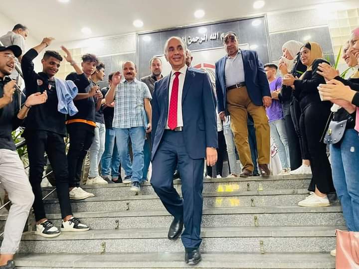 طلاب وأعضاء هيئة التدريس ينظمون ممر شرفي لرئيس جامعة الزقازيق