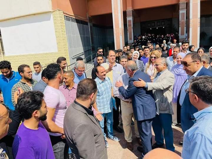 طلاب وأعضاء هيئة التدريس ينظمون ممر شرفي لرئيس جامعة الزقازيق