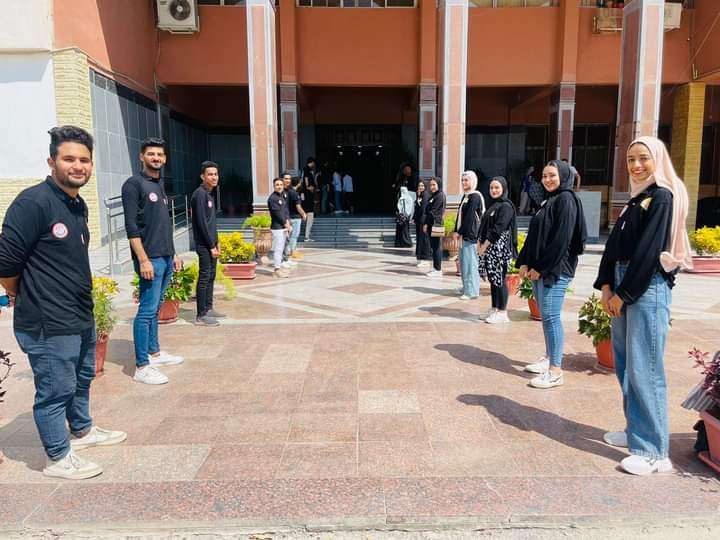 طلاب وأعضاء هيئة التدريس ينظمون ممر شرفي لرئيس جامعة الزقازيق 